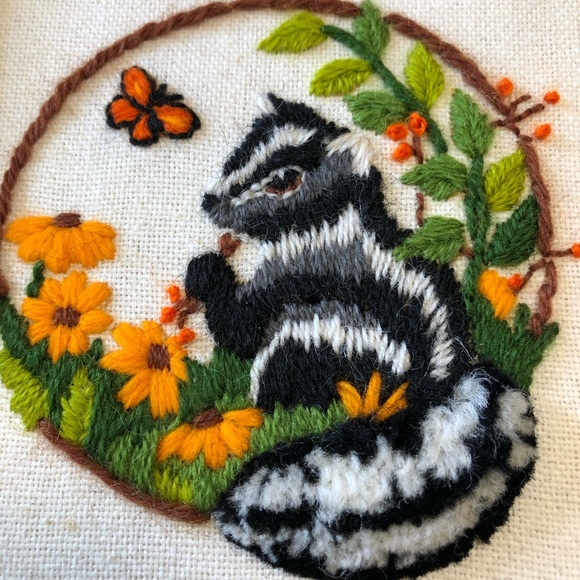 COPY - Vintage needlepoint skunk 🦨 and flowers 💐 picture. - Picture 2 of 9